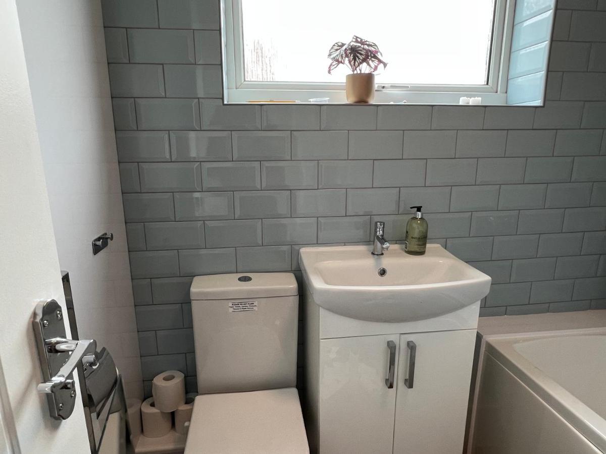 Chine Cottage Self-Catering Coastal Bungalow In Rural West Wight Freshwater Exteriör bild