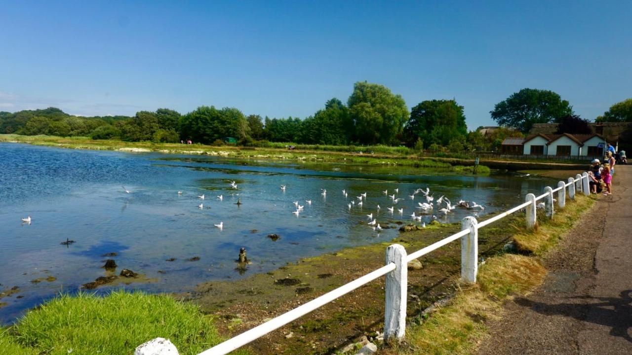 Chine Cottage Self-Catering Coastal Bungalow In Rural West Wight Freshwater Exteriör bild