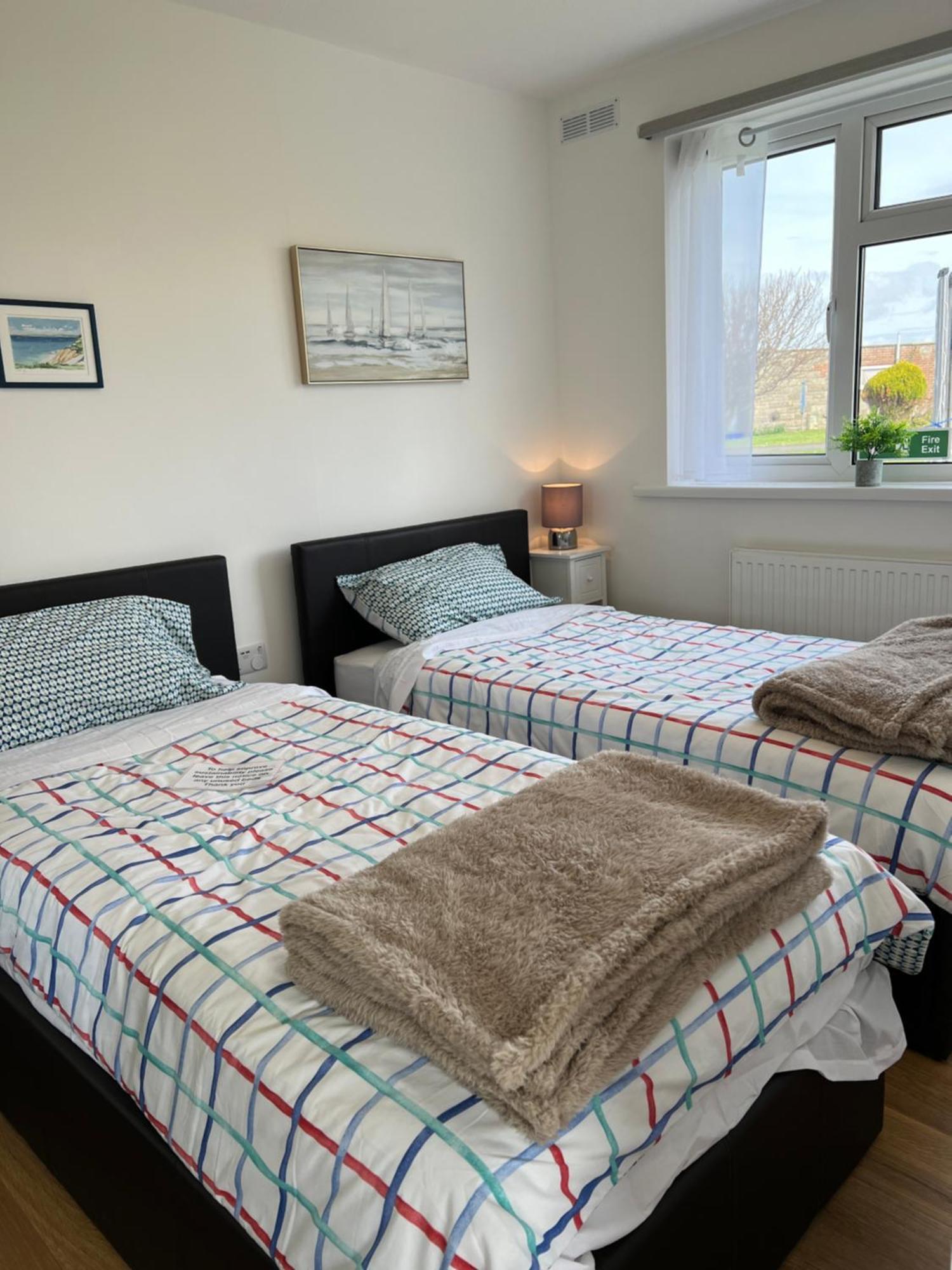 Chine Cottage Self-Catering Coastal Bungalow In Rural West Wight Freshwater Exteriör bild